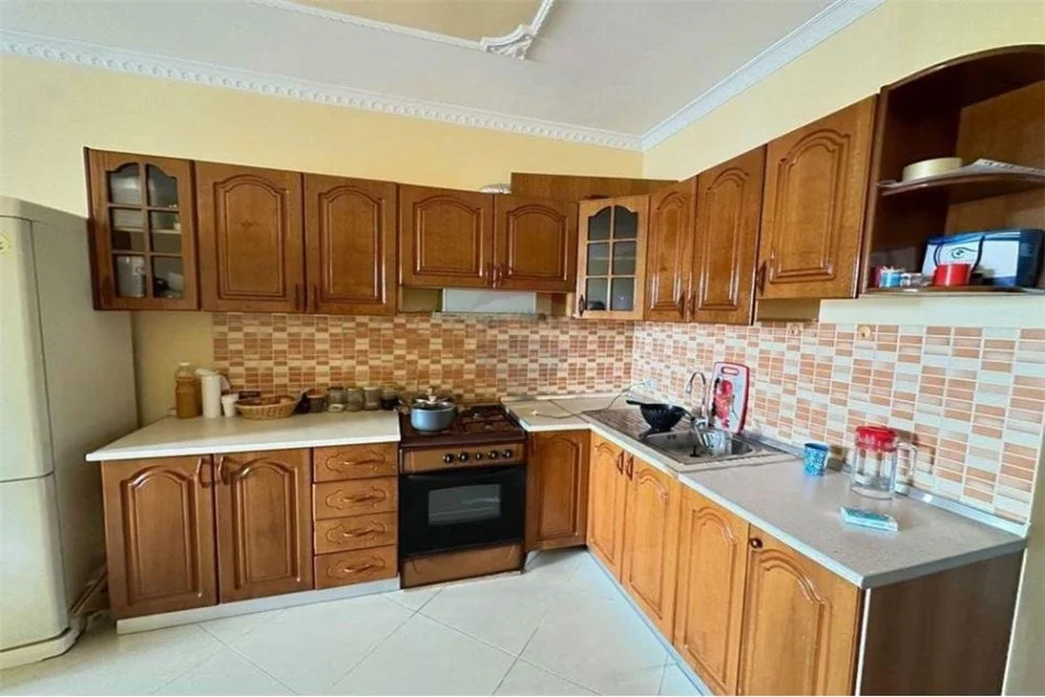 Tirane, jepet me qera apartament 1+1 Kati 8, 81 m² 400 € (Loni ligori)