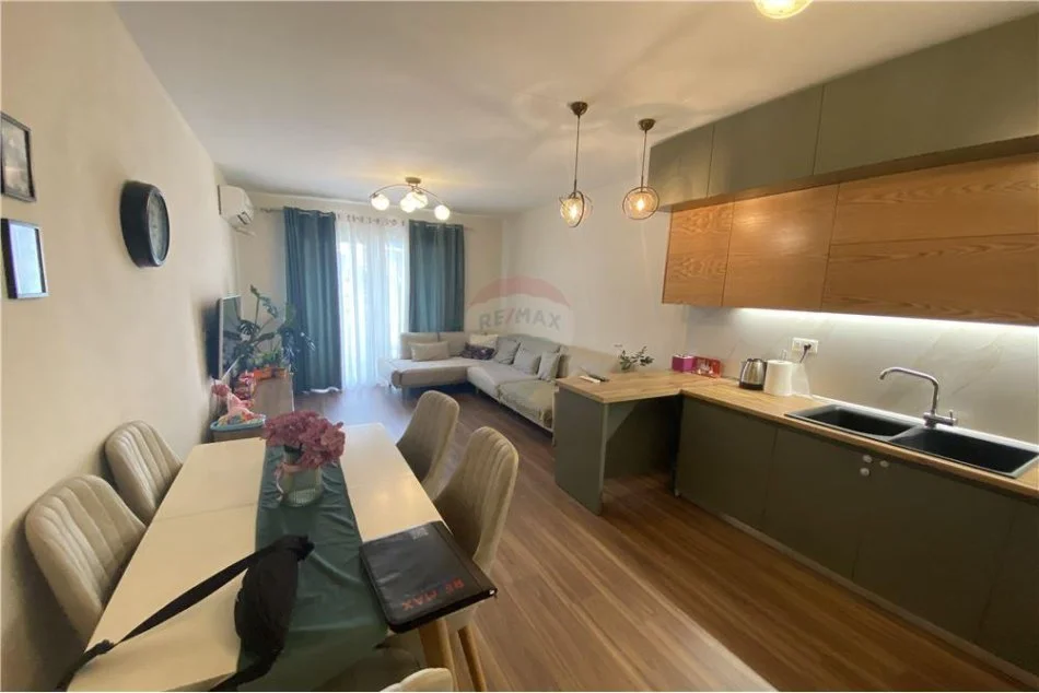 Tirane, jepet me qera apartament 2+1 Kati 2, 111 m² 800 € (Komuna e Parisit)