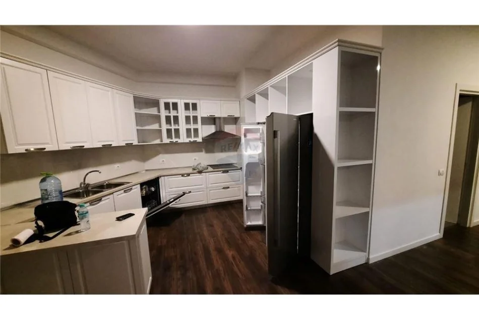 Tirane, jepet me qera apartament 3+1 Kati 3, 172 m² 1.000 € (Benjamin Kruta)