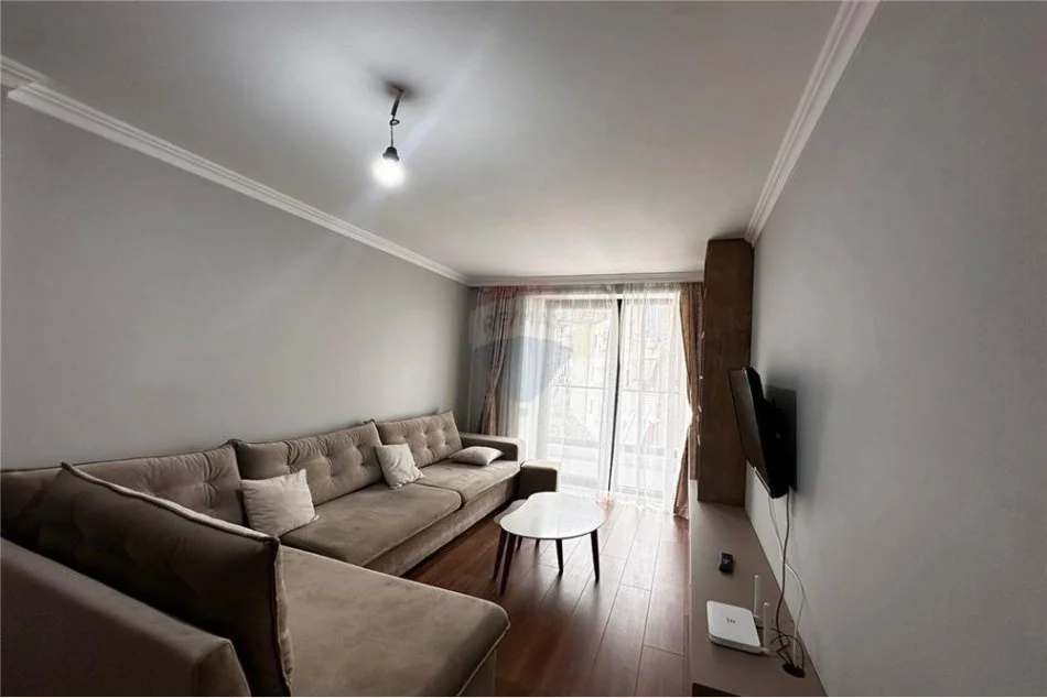 Tirane, jepet me qera apartament 1+1 , 75 m² 550 € (Fusha e Aviacionit)