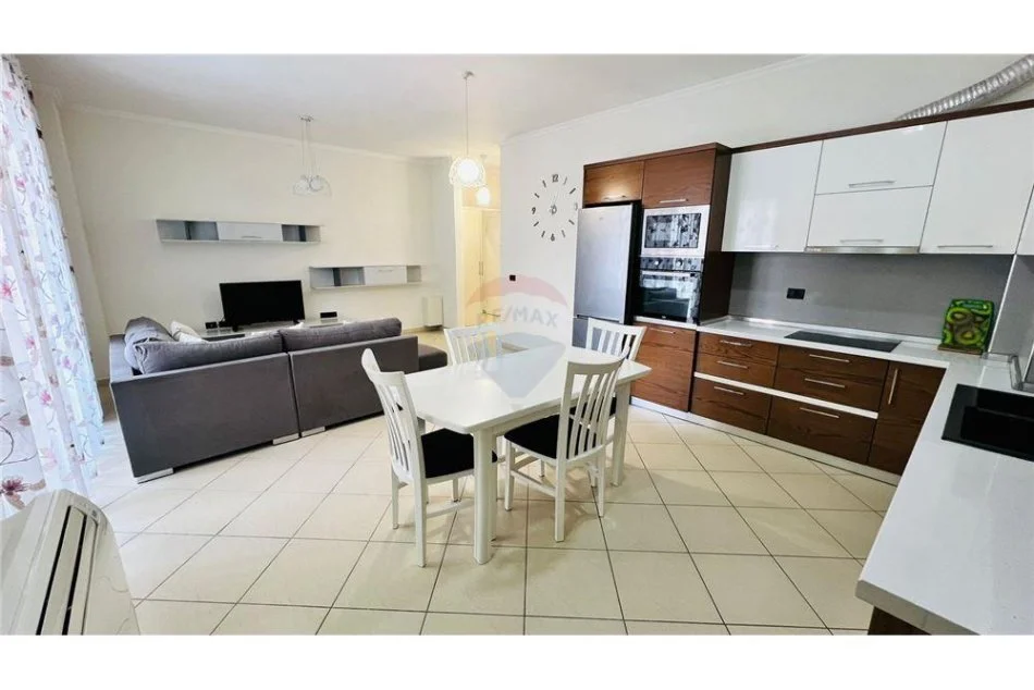 Tirane, jepet me qera apartament 2+1 Kati 3, 120 m² 700 € (Rruga e Kosovareve)