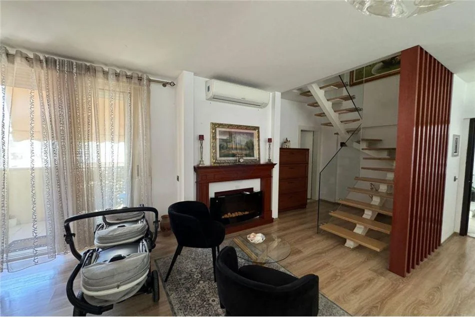 Tirane, jepet me qera apartament duplex Dublex , 130 m² 1.200 € (Komuna e Parisit)