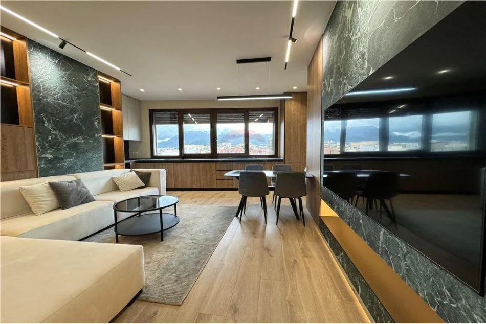 Shqiperi, jepet me qera 2+1+Ballkon Kati 8, 1.500 € (Rruga e Barrikadave, Qender)