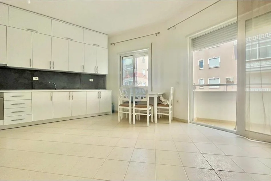 Tirane, jepet me qera apartament 1+1+Ballkon Kati 1, 64 m² 300 € (Rruga e Dajtit)
