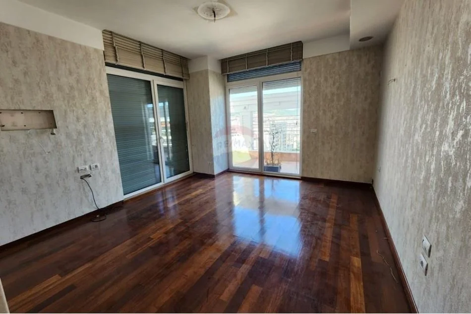Tirane, jepet me qera Kati 13, 1.020 m² 15.000 € (Bllok)