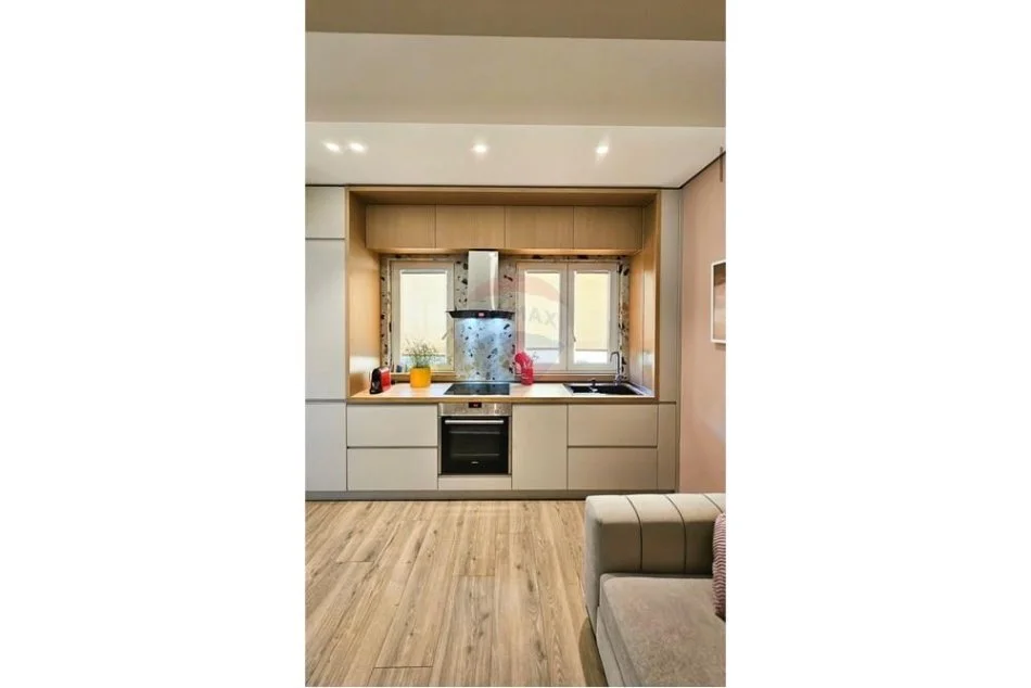 Tirane, shitet apartament 1+1 Kati 5, 60 m² 235.000 € (Shitet Apartament 1 +1 - Bllok.)