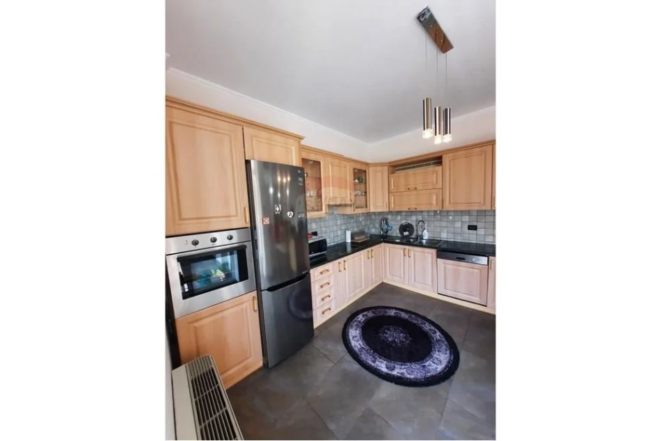 Tirane, jepet me qera apartament 2+1 , 170 m² 1.300 € (Jepet me Qira Apartament tek Ambasada Amerikane)