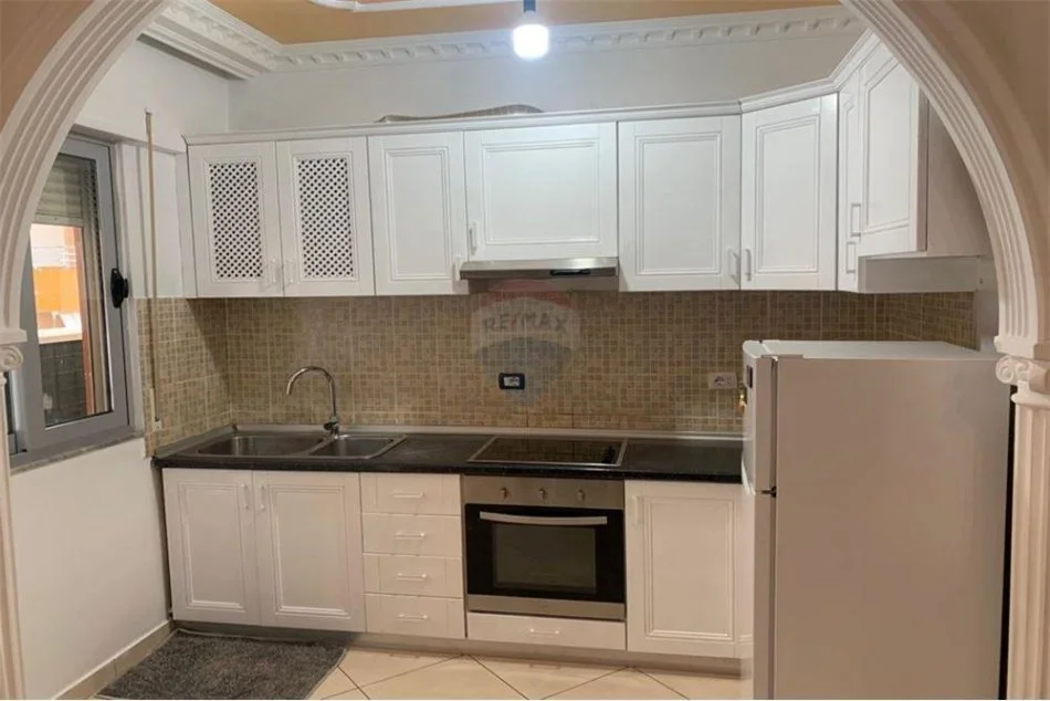 Tirane, jap me qera apartament 2+1+Aneks+Ballkon Kati 4, 110 m² 500 € (Liqeni i Thate)