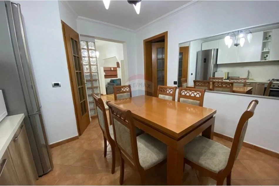 Tirane, jepet me qera apartament 3+1 , 114 m² 700 € (Frosina Plaku - 21 Dhjetori,)