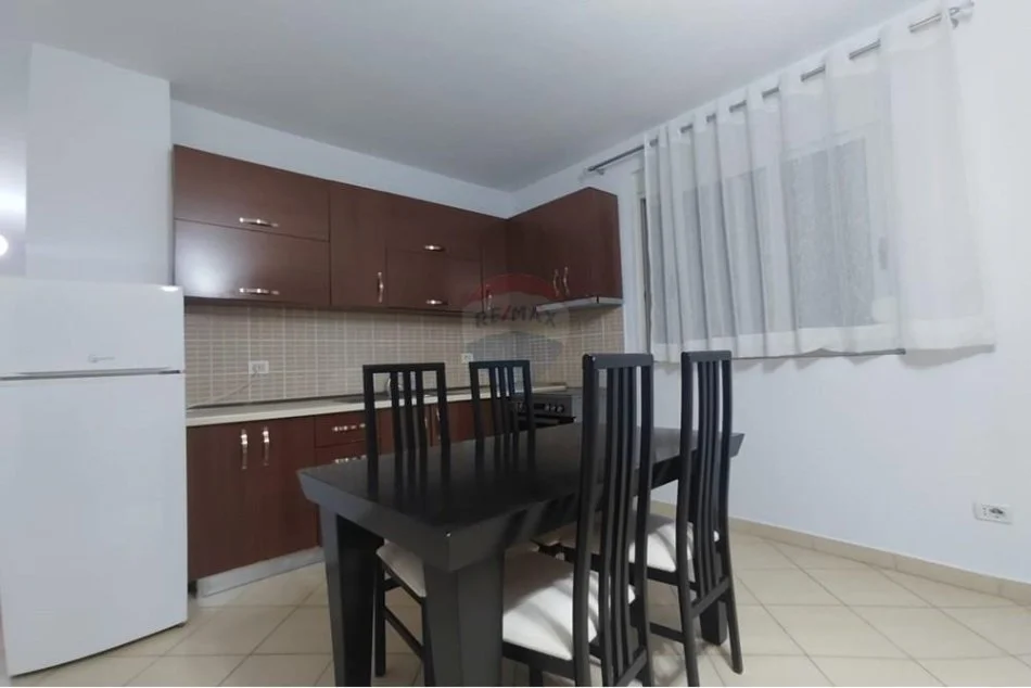 Tirane, jepet me qera apartament 2+1+Ballkon Kati 3, 97 m² 450 € (Rruga Hamdi Garunja)