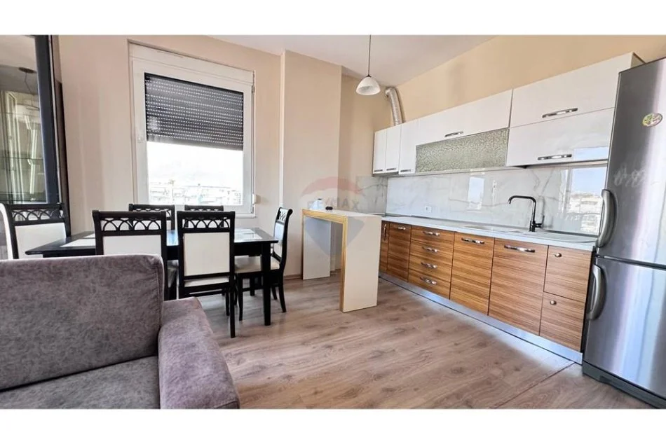 Tirane, jepet me qera apartament 1+1 , 70 m² 700 € (Qendër)