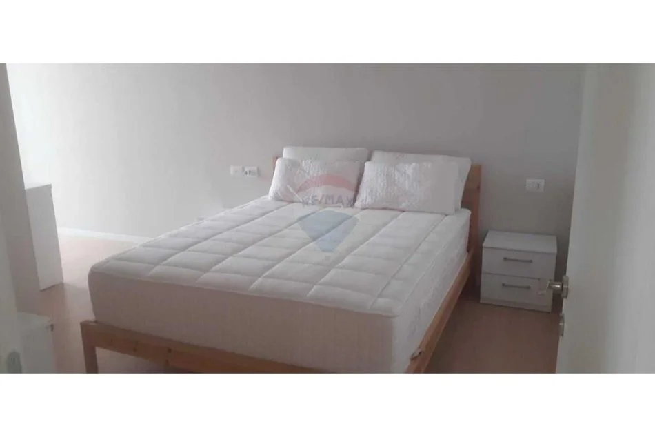 Tirane, jepet me qera apartament 1+1 , 72 m² 550 € (Ali Demi)