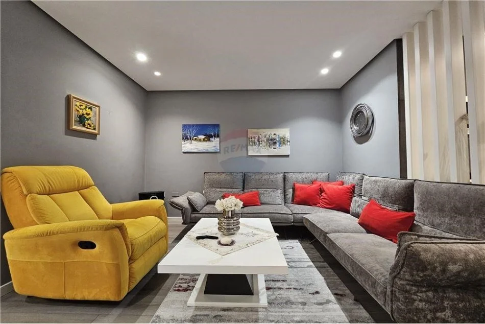 Tirane, shitet apartament 2+1 , 105 m² (Apartament 2+1+2 per shitje, Pallati me Shigjeta!)