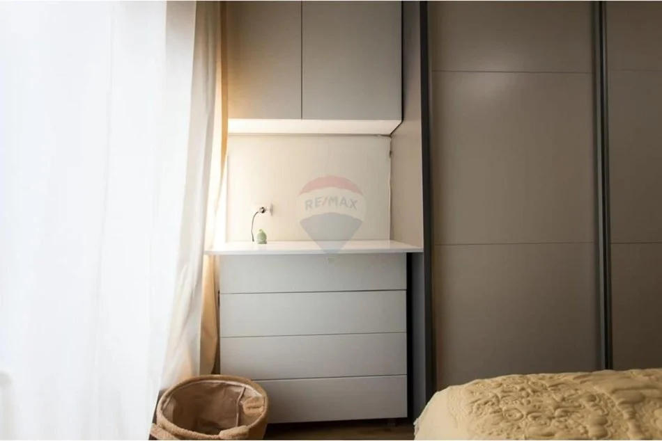 Tirane, jepet me qera apartament 1+1+Ballkon Kati 4, 85 m² 600 € (Pazari i Ri)