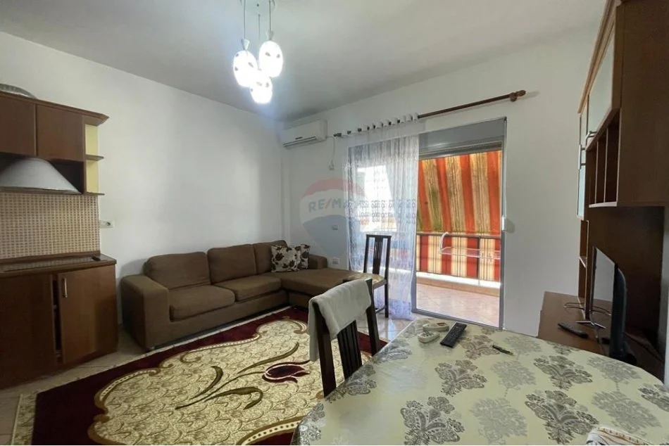 Tirane, jepet me qera apartament 1+1 Kati 4, 60 m² 300 € (Prane restorant freskut)