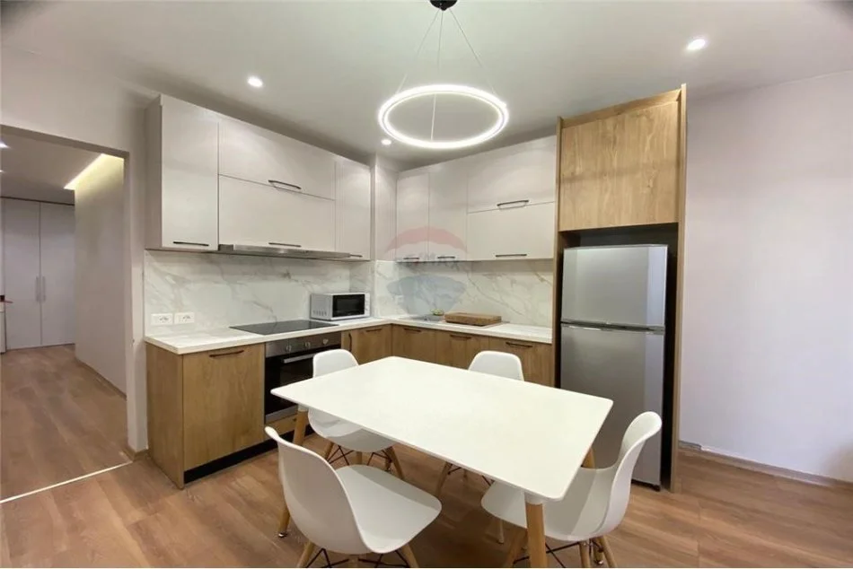 Tirane, jepet me qera apartament 1+1 Kati 10, 87 m² 850 € (Apartament 2+1+2 me qira perballe Delijorgjit !!)