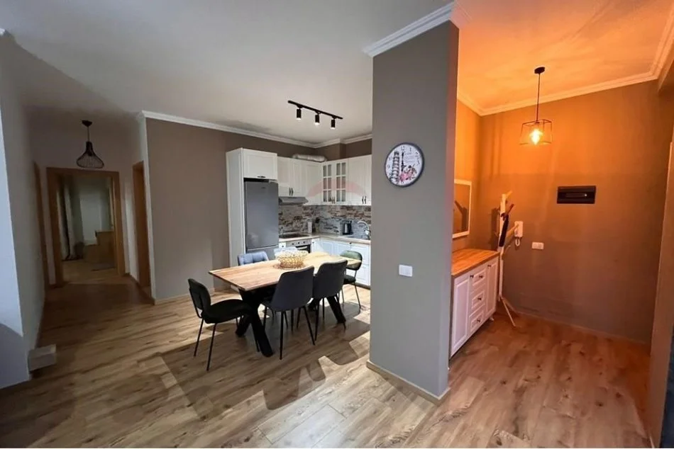 Tirane, jepet me qera 2+1 Kati 2, 108 m² 800 € (APARTAMENT 2+1 PER QERA TEK KOPSHTI BOTANIK)