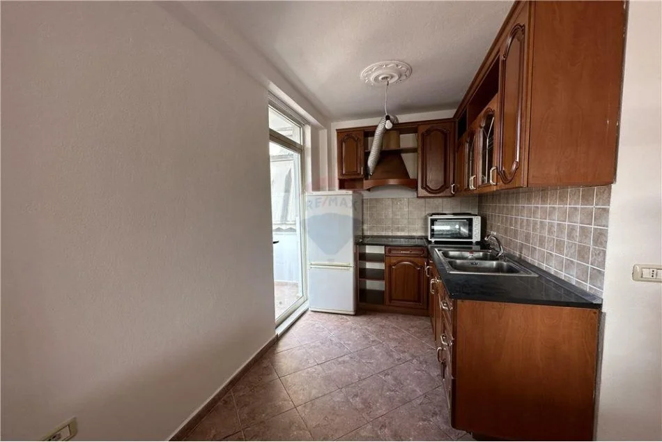 Tirane, jepet me qera apartament 1+1+Aneks+Ballkon Kati 7, 70 m² 470 € (Rruga Beqir Luga - Pazari i Ri)