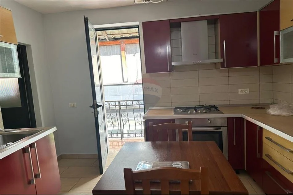 Tirane, jepet me qera apartament 1+1 Kati 4, 65 m² 550 € (Abdyl Frasheri - Bllok - Libri Universitar,)