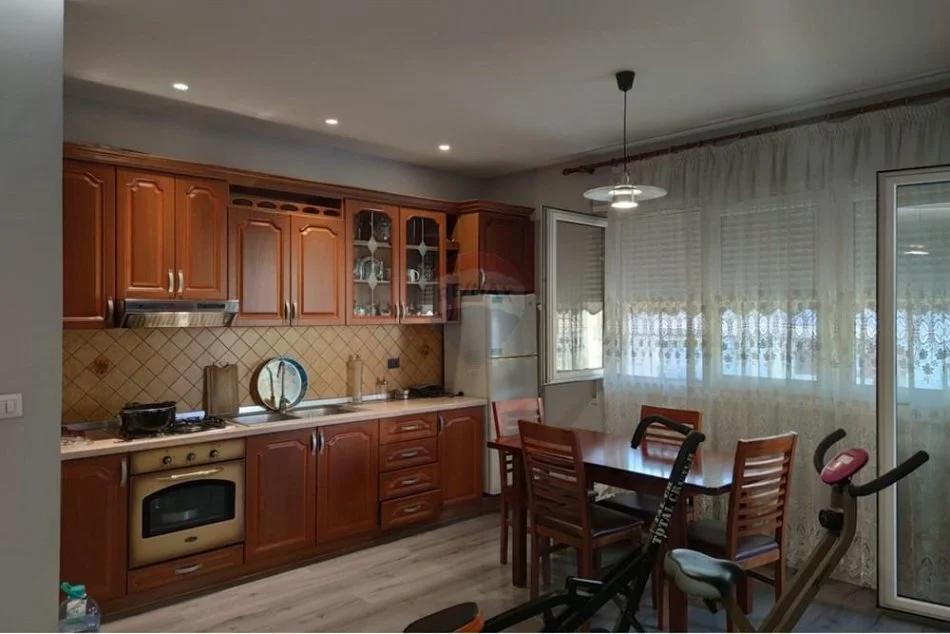 Tirane, jepet me qera apartament 1+1 Kati 5, 70 m² 600 € (Komuna e Parisit - Kristal Center,)