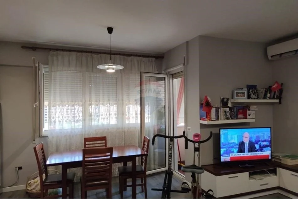 Tirane, jepet me qera 1+1 Kati 6, 70 m² 600 € (Apartament 1+1 Me Qira,Komuna e Parisit.)