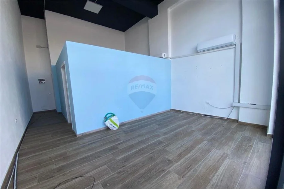 Tirane, jepet me qera dyqan Kati 0, 45 m² 500 € (Sali Butka)