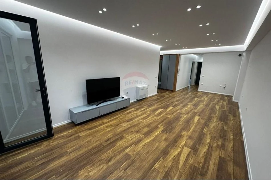 Tirane, jepet me qera apartament 2+1+Ballkon Kati 3, 118 m² 1.200 € (Kompleksi Olimpik)