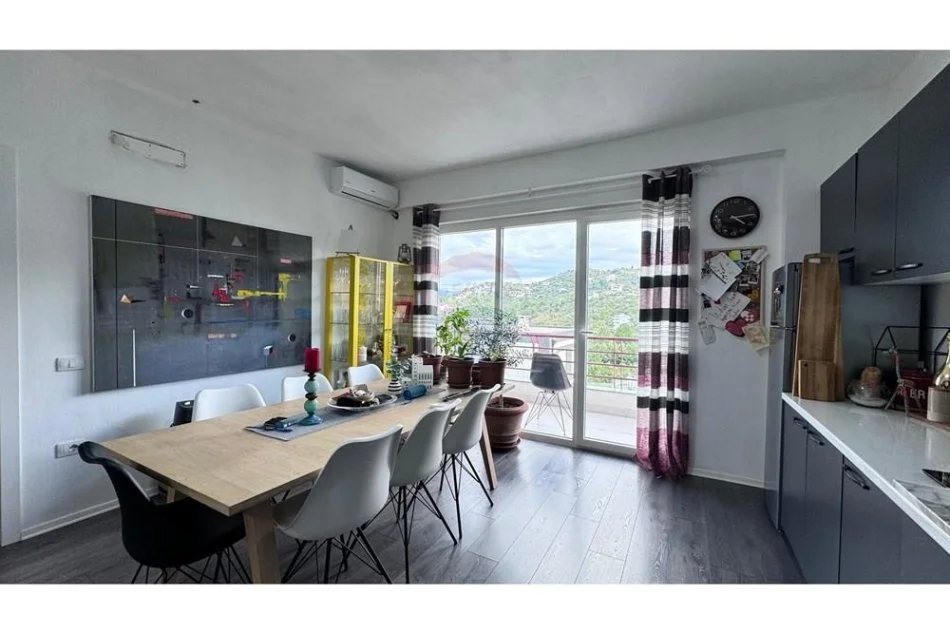 Tirane, jepet me qera 1+1+Ballkon Kati 3, 72 m² 600 € (Liqeni i Thate)
