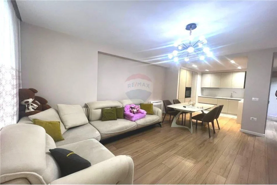 Tirane, jepet me qera apartament 2+1+Ballkon Kati 5, 98 m² 1.200 € (Bllok)