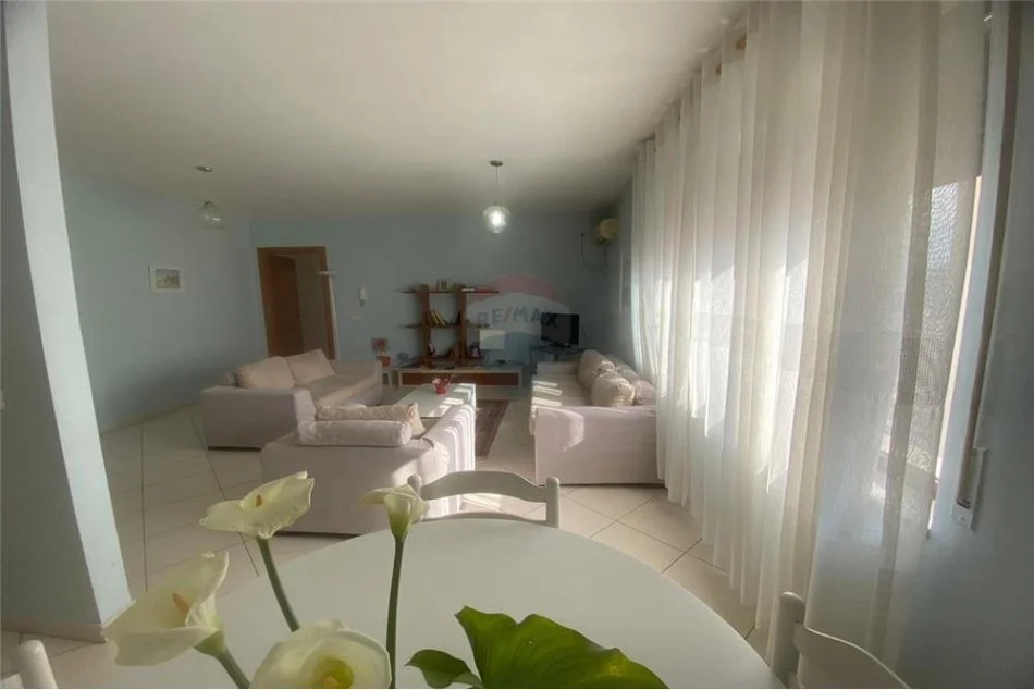 Tirane, jepet me qera apartament 2+1+Aneks+Ballkon Kati 9, 114 m² 800 € (Rruga e Barrikadave - Qendër)