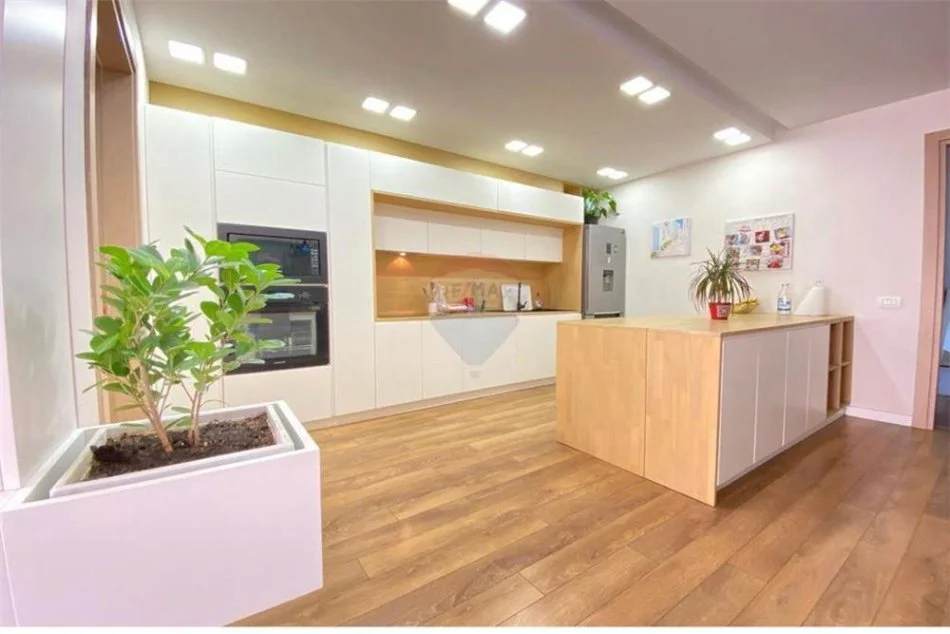 Tirane, jepet me qera apartament 2+1 Kati 5, 100 m² 800 € (Liqeni i Thate)