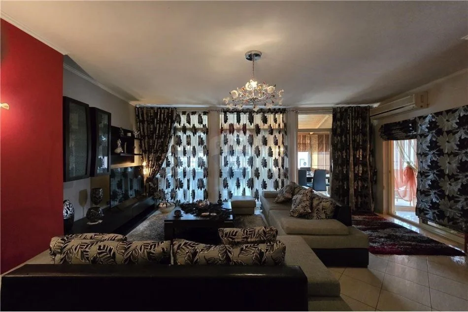 Tirane, jepet me qera apartament 2+1 Kati 6, 120 m² 900 € (Apartament 2+1 per qira tek Rruga e Barrikades !)