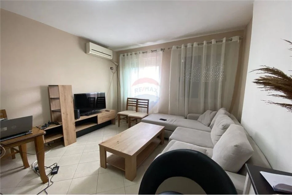 Tirane, jepet me qera apartament 1+1 Kati 2, 45 m² 550 € (Komuna Parisit)