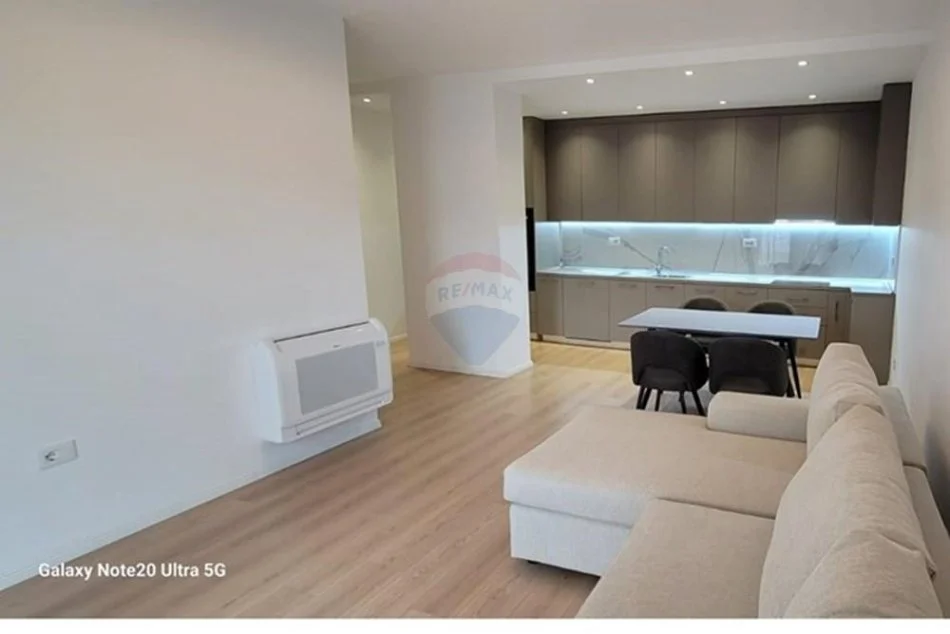 Tirane, jepet me qera apartament 2+1 Kati 3, 98 m² 650 € (Kopshti Botanik)