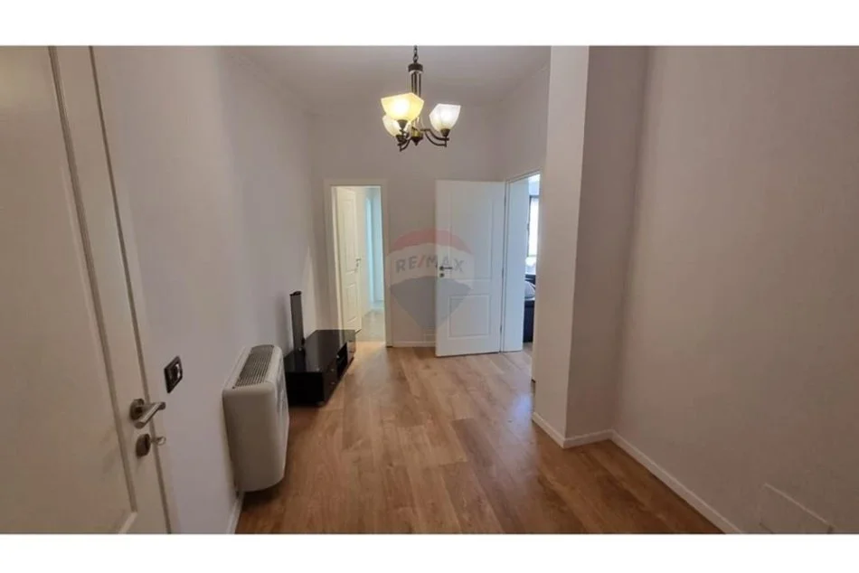 Tirane, jepet me qera garsonier 1+1 Kati 3, 50 m² 500 € (Pazari i Ri)