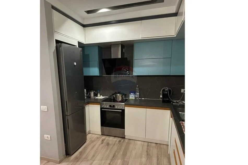 Tirane, jepet me qera apartament 2+1 Kati 7, 120 m² 600 € (ISH FUSHA AVIACIONIT)