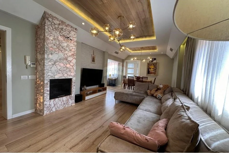 Tirane, jepet me qera apartament 3+1 Kati 4, 180 m² 750 € (Apartament 3+1+2 tualete+2 ballkone te Brryli)