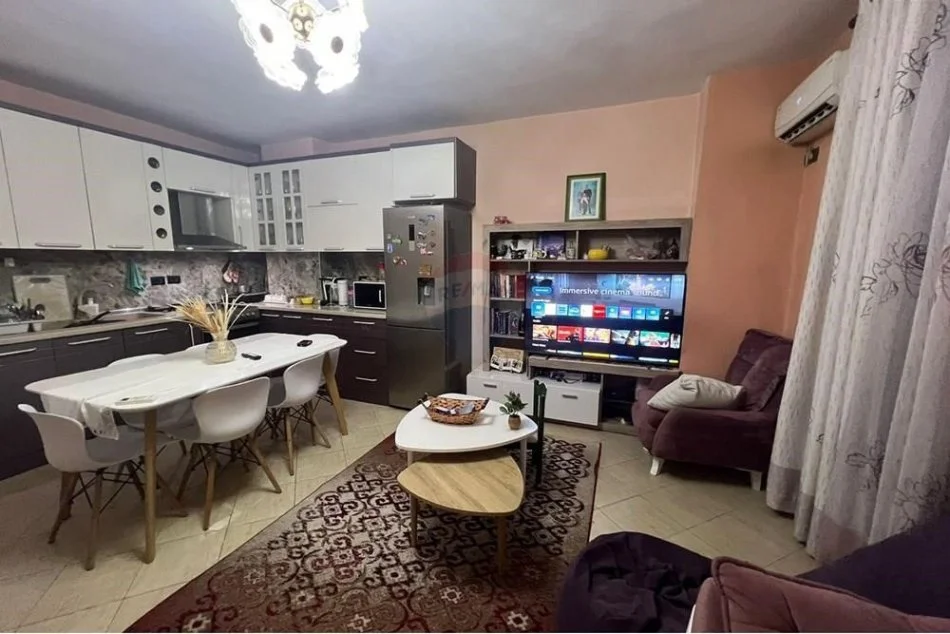 Tirane, jepet me qera apartament 2+1 , 85 m² 450 € (Apartament 2+1 me qira prane Concord, Rruga 5 Maji)