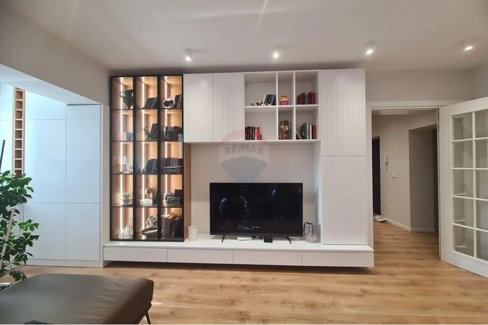 Tirane, jepet me qera apartament 2+1+Ballkon Kati 2, 92 m² 900 € (Rruga e Durresit)