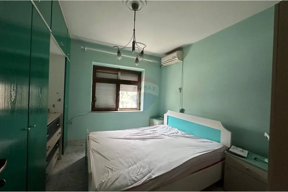 Tirane, jepet me qera apartament duplex 1+1 Kati 4, 75 m² 450 € (Apartament 1+1 per qira te Pazari i Ri)