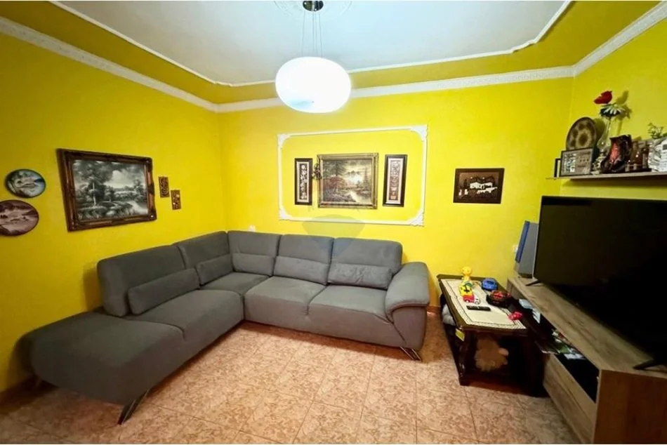 Tirane, shitet apartament 3+1 Kati 1, 70 m² 84.000 € (Rruga Aleksander Moisiu - Rrethinë - Kinostudio, Ka nevojë për rinovim)