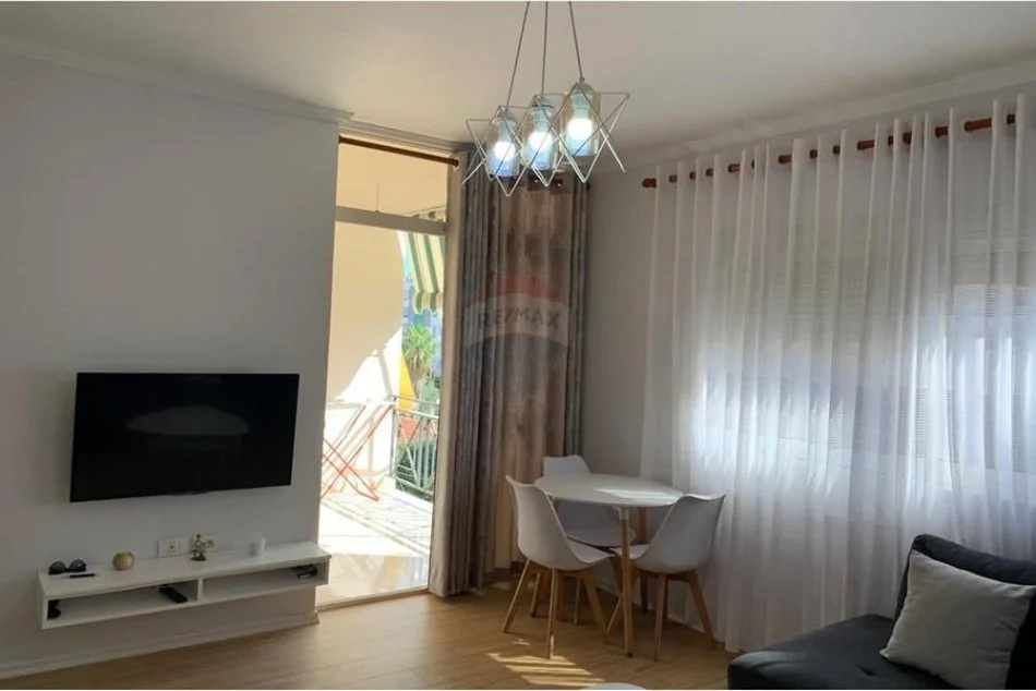 Tirane, jepet me qera apartament 1+1 Kati 5, 61 m² 600 € (Pazari i Ri - Rruga e Barrikadave,)