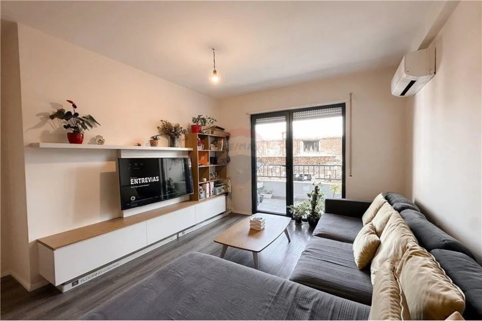 Tirane, shitet apartament 2+1 Kati 2, 101 m² 210.000 € (APARTAMENT 2+1 PER SHITJE PERBALL EUROPIANIT)