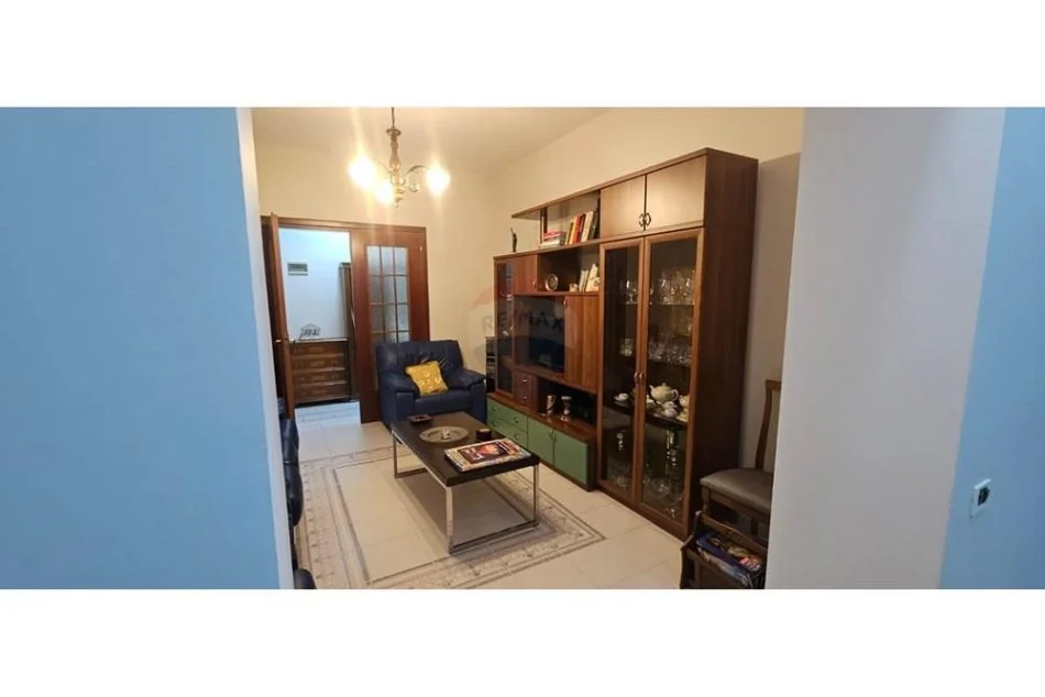 Tirane, jepet me qera apartament 2+1 Kati 3, 100 m² 800 € (Bllok)
