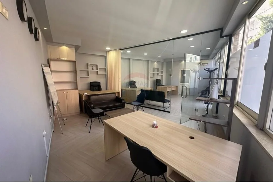 Tirane, jepet me qera zyre Kati 0, 49 m² 650 € (AMBIENT KOMERCIAL PER QIRA NE QENDER!)