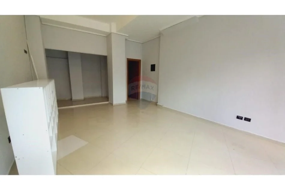 Tirane, jepet me qera dyqan Kati 0, 48 m² 700 € (Dyqan Me Qira)