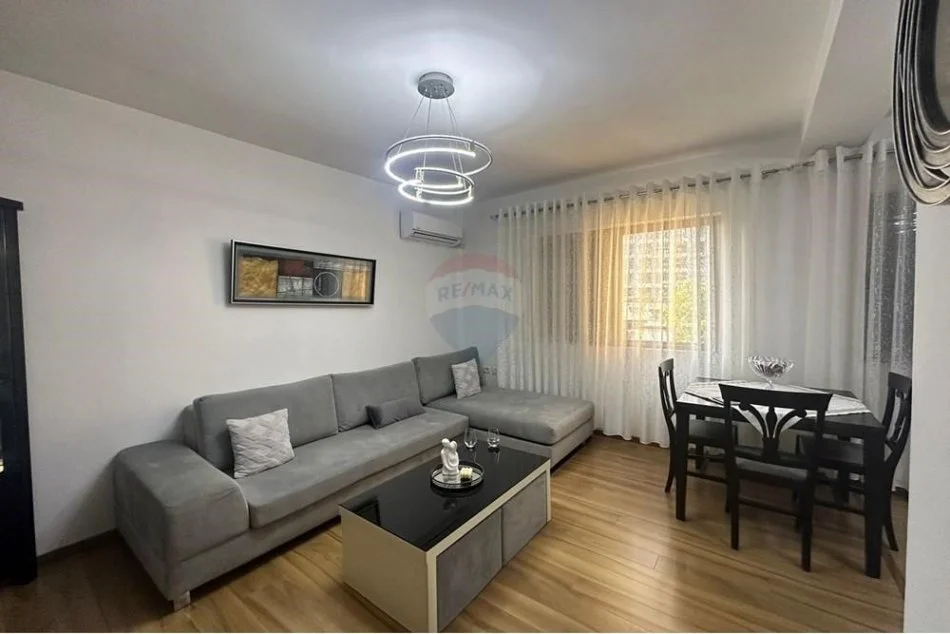 Tirane, jepet me qera apartament 3+1 Kati 4, 90 m² 950 € (Apartament 3+1 me qira në zemër të Tiranës!)