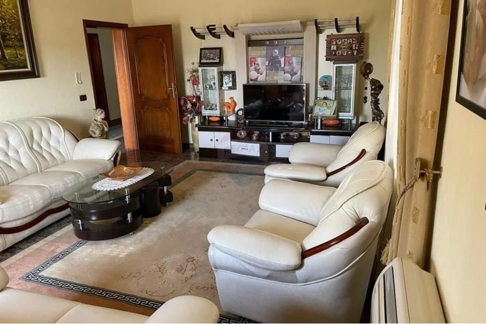 Tirane, shitet apartament 2 Katshe Kati 2, 300 m² 320.000 € (VILE DY KATE PER SHITJE NE KOMBINAT!)