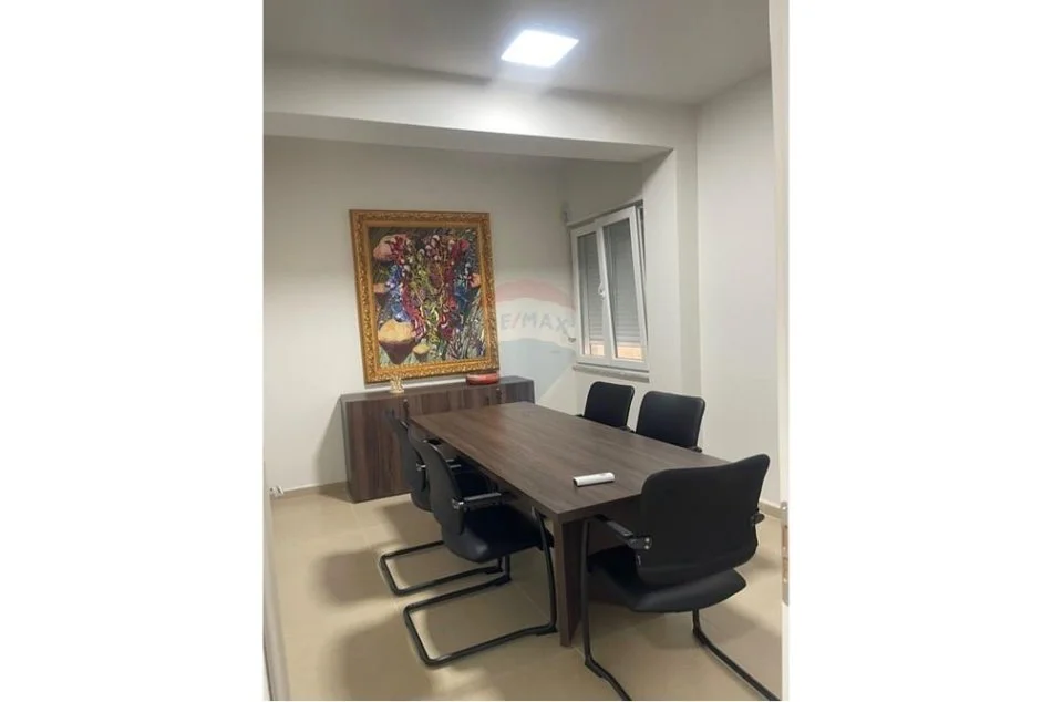 Tirane, jepet me qera 2+1+Ballkon Kati 2, 162 m² 1.500 € (Rruga e Kosovareve)