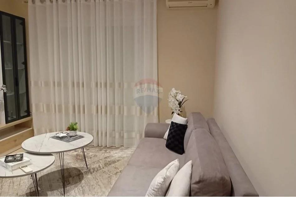 Tirane, jepet me qera 1+1+Ballkon Kati 4, 65 m² 600 € (Rruga e Kavajes)